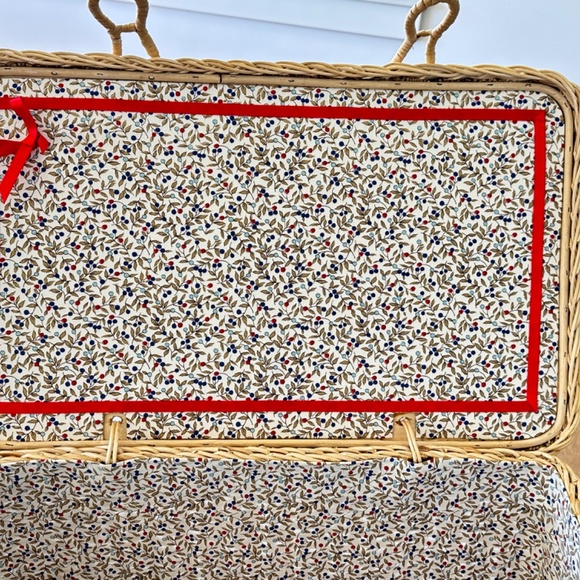 VIntage Large Wicker Lined Picnic Basket - Picture 7 of 10